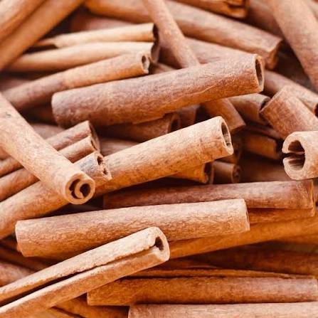CINNAMON STICKS | Rolled and naturally dried cinnamon bark with a warm, sweet-spicy aroma, supplied as whole sticks for culinary, beverage, and confectionery use.
